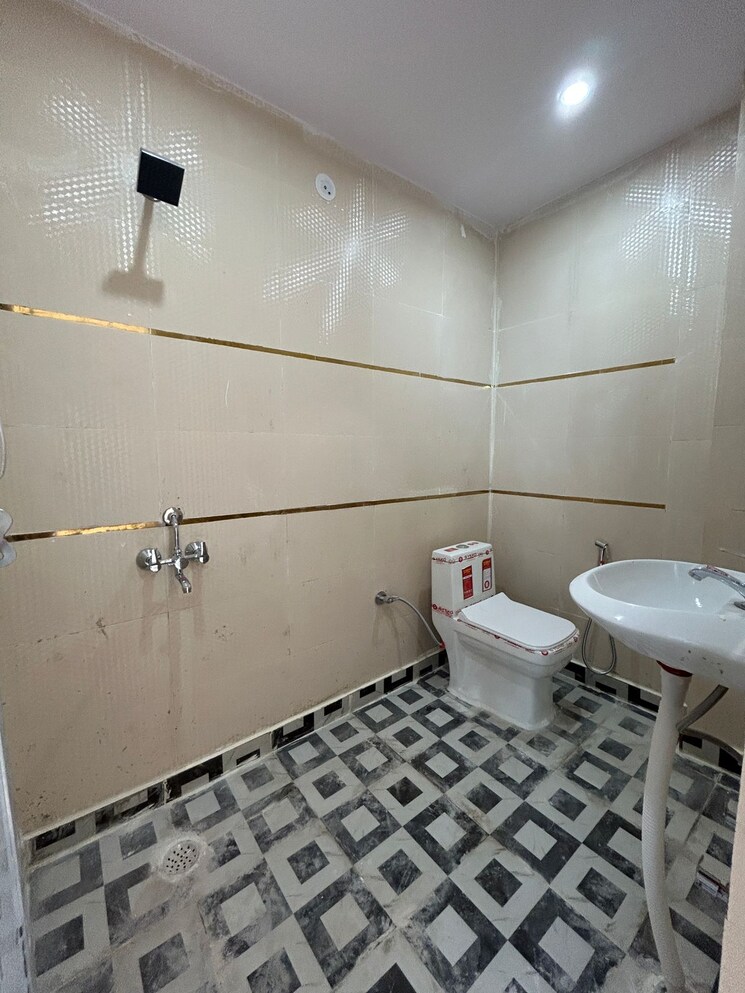 Bathroom, dwarka 1 Bedroom 50 Sq.Mt. Apartment In Dwarka Delhi 9076046