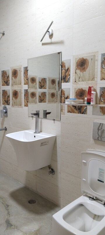 Team Area in 4 BHK Builder Floor at Kavi Nagar Block J – for Rent