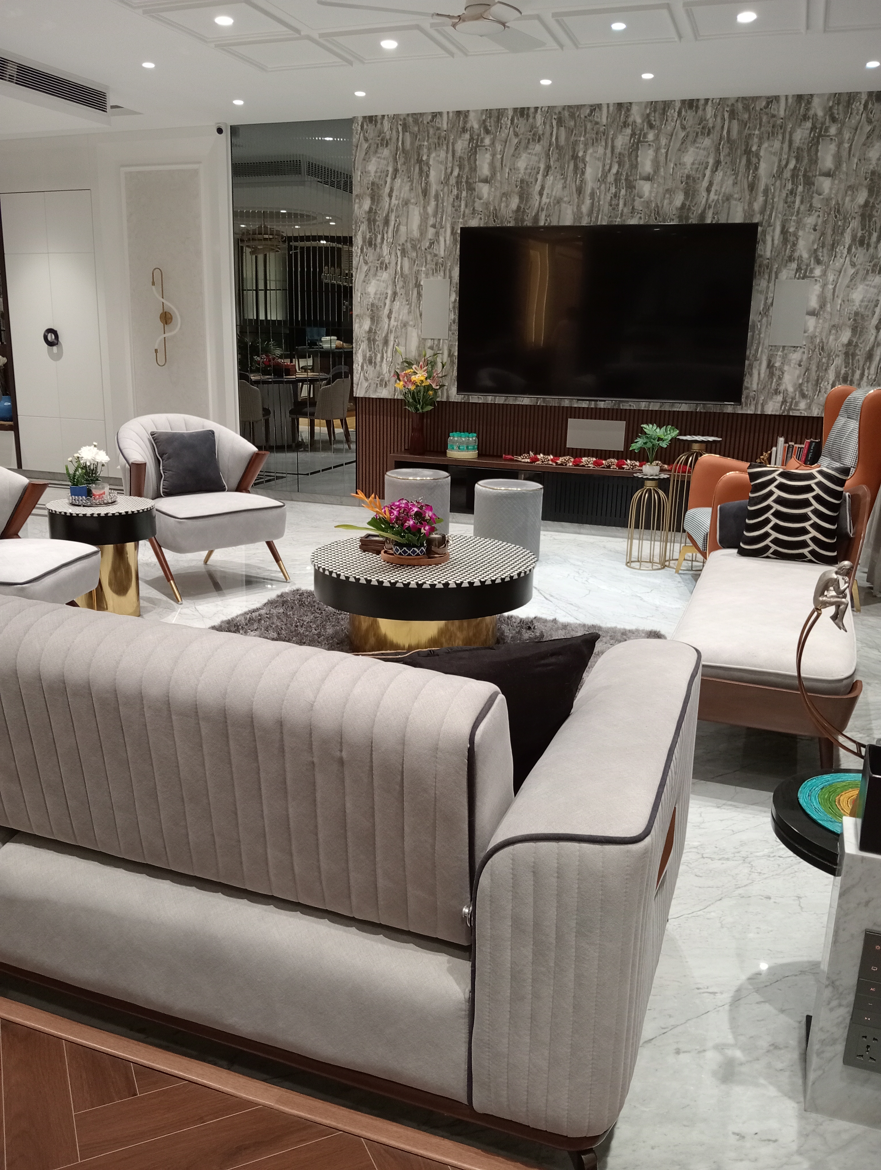 2 BHK 800 Sq.Ft. Apartment in Laxmi Niwas Khar West