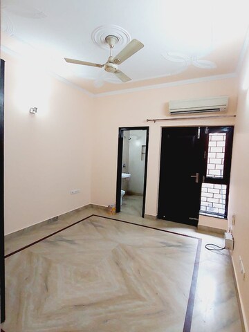 Room in 3 BHK Builder Floor at Boutique Residential Apartments A-10, Gulmohar Park – for Rent