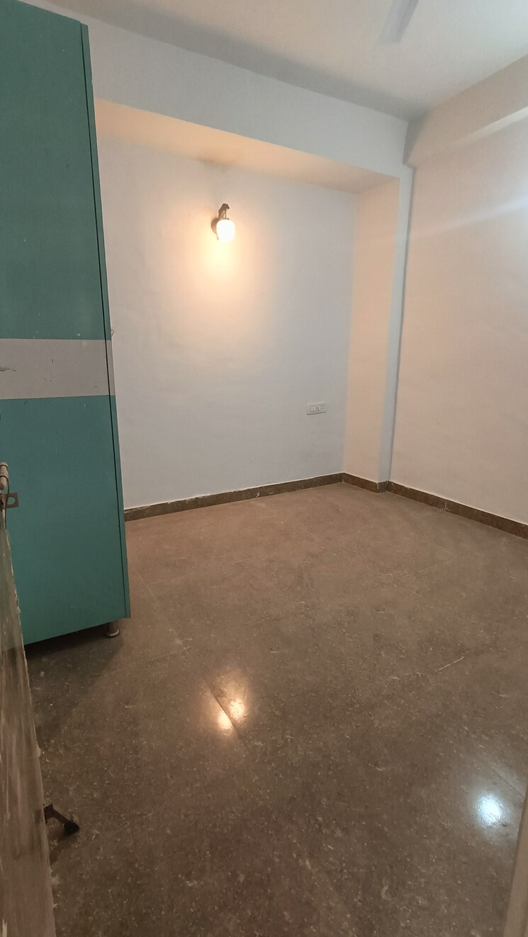 Room, sector 73 2 Bedroom 950 Sq.Ft. Builder Floor In Sector 73 Noida 9076121