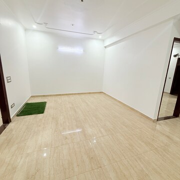 Room in 3 BHK Builder Floor at Sector 105 – for Rent