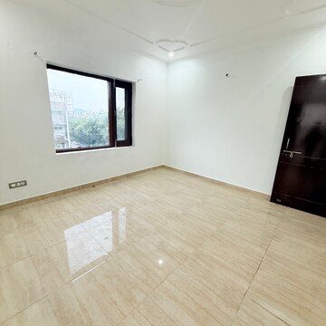 Room in 3 BHK Builder Floor at Sector 105 – for Rent