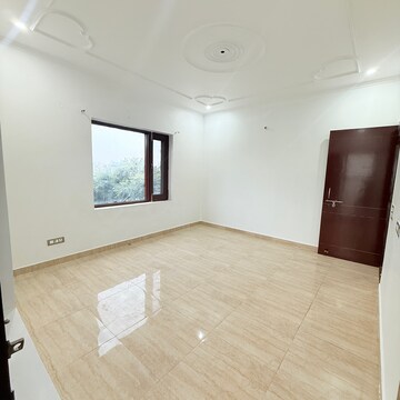Room in 3 BHK Builder Floor at Sector 105 – for Rent