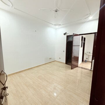 Room in 3 BHK Builder Floor at Sector 105 – for Rent