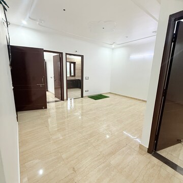 Room in 3 BHK Builder Floor at Sector 105 – for Rent