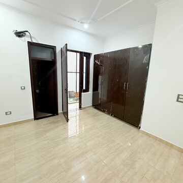 Room in 3 BHK Builder Floor at Sector 105 – for Rent