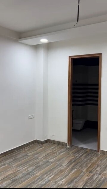 Room in 3 BHK Apartment at Modipuram – for Sale