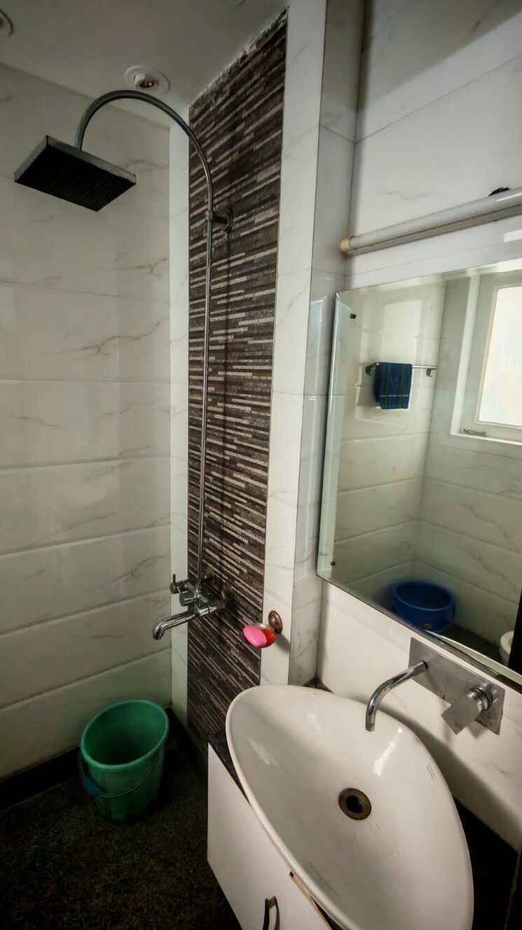 Bathroom, chittaranjan park 3 Bedroom 160 Sq.Yd. Builder Floor In Chittaranjan Park Delhi 9076212