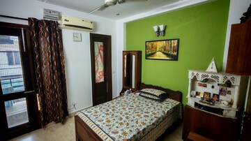 Bedroom in 3 BHK Builder Floor at Chittaranjan Park – for Rent
