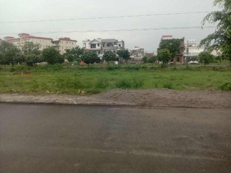 undefined, dlf-hyde-park  250 Sq.Yd. Plot In South Mullanpur Chandigarh 9076228