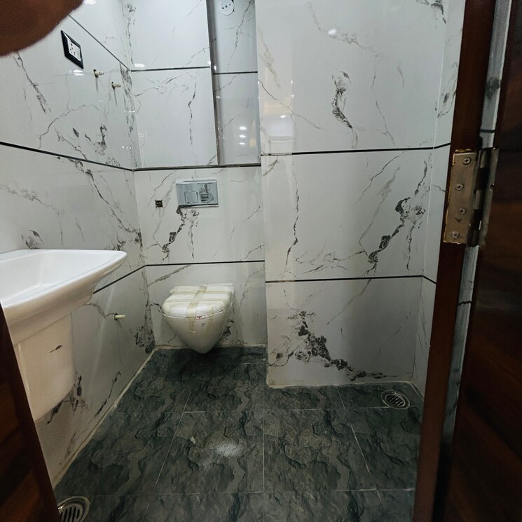 Bathroom, uttam nagar 3 Bedroom 100 Sq.Yd. Builder Floor In Uttam Nagar Delhi 9076261