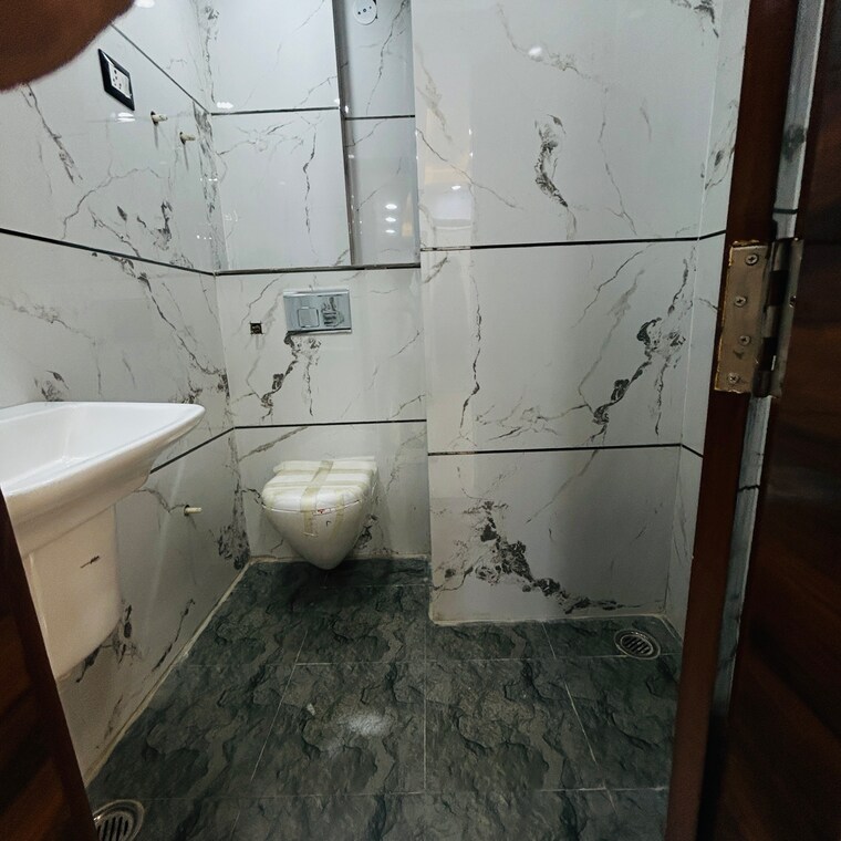 Bathroom, uttam nagar 3 Bedroom 100 Sq.Yd. Builder Floor In Uttam Nagar Delhi 9076261