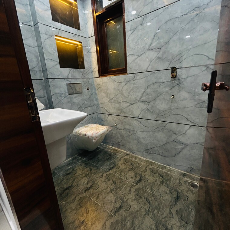 Bathroom, uttam nagar 3 Bedroom 100 Sq.Yd. Builder Floor In Uttam Nagar Delhi 9076261