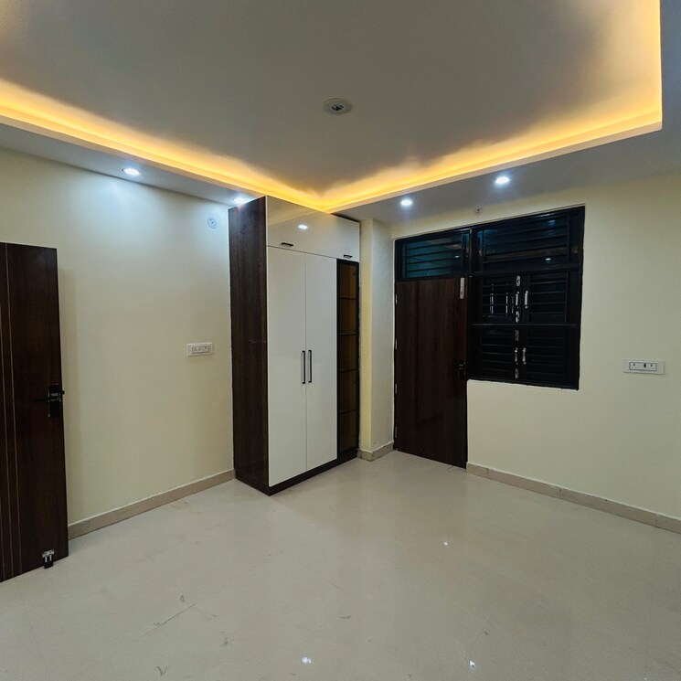 Room, uttam nagar 3 Bedroom 100 Sq.Yd. Builder Floor In Uttam Nagar Delhi 9076273