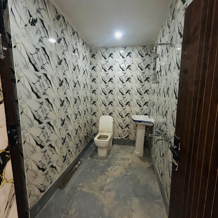 Bathroom, uttam nagar 3 Bedroom 100 Sq.Yd. Builder Floor In Uttam Nagar Delhi 9076273