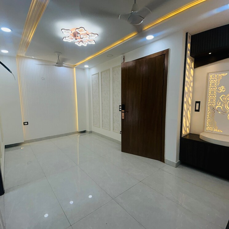 Room, uttam nagar 4 Bedroom 150 Sq.Yd. Builder Floor In Uttam Nagar Delhi 9076293