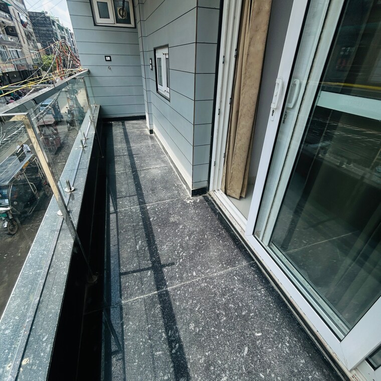 Balcony, uttam nagar 4 Bedroom 150 Sq.Yd. Builder Floor In Uttam Nagar Delhi 9076293