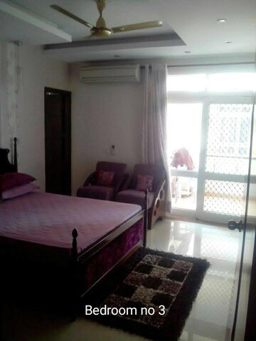 Bedroom in 5 BHK Apartment at Vip Road – for Rent