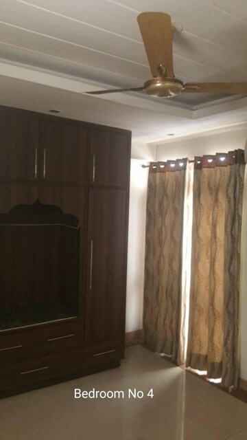 Bedroom in 5 BHK Apartment at Vip Road – for Rent