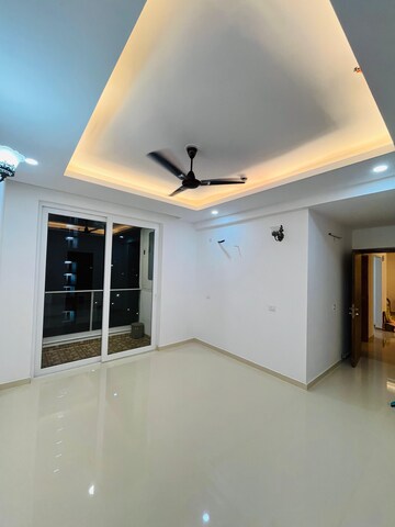 Room in 2.5 BHK Apartment at Omaxe Lake, North Mullanpur – for Rent