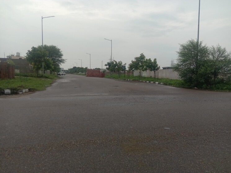 Garden, gmada-eco-city  300 Sq.Yd. Plot In North Mullanpur Chandigarh 9076355