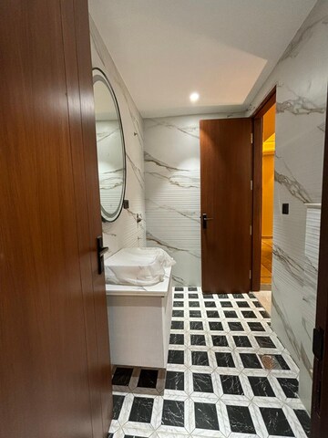 Bathroom in 4 BHK Builder Floor at Unitech Arcadia, South City 2 – for Rent
