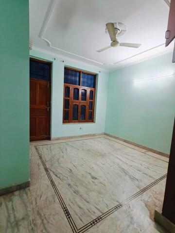 Room in 3 BHK Builder Floor at Sector 46 – for Rent