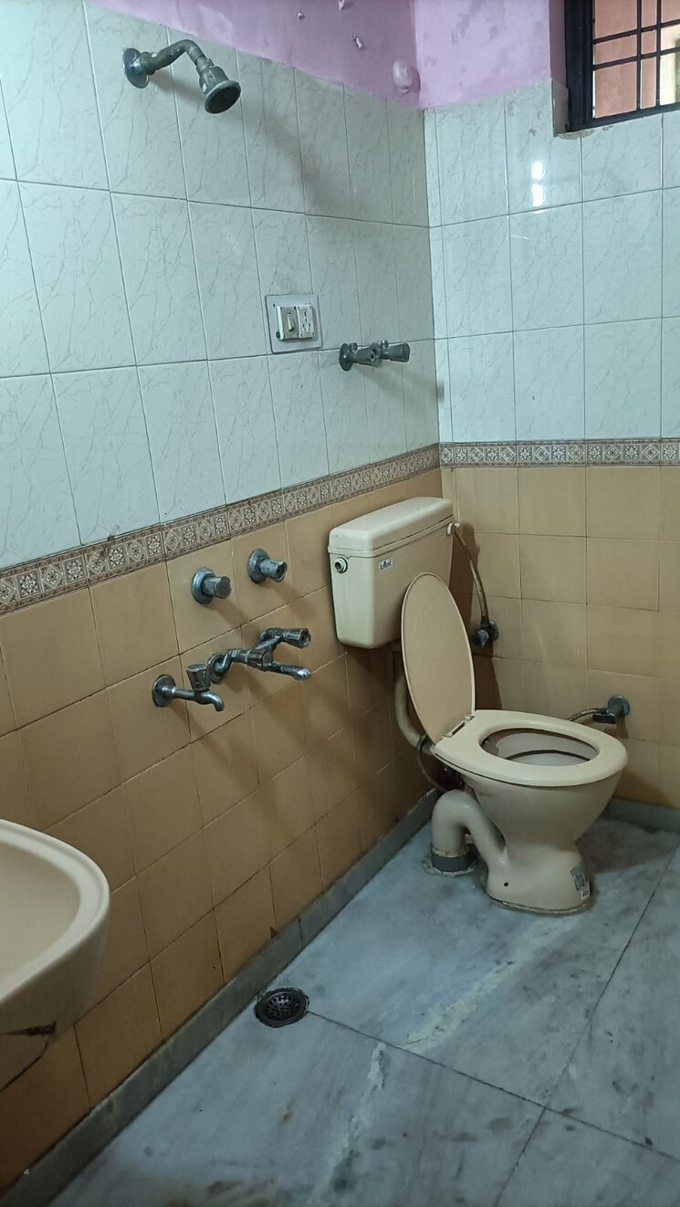 Bathroom, sector 46 2 Bedroom 900 Sq.Ft. Builder Floor In Sector 46 Gurgaon 9076623