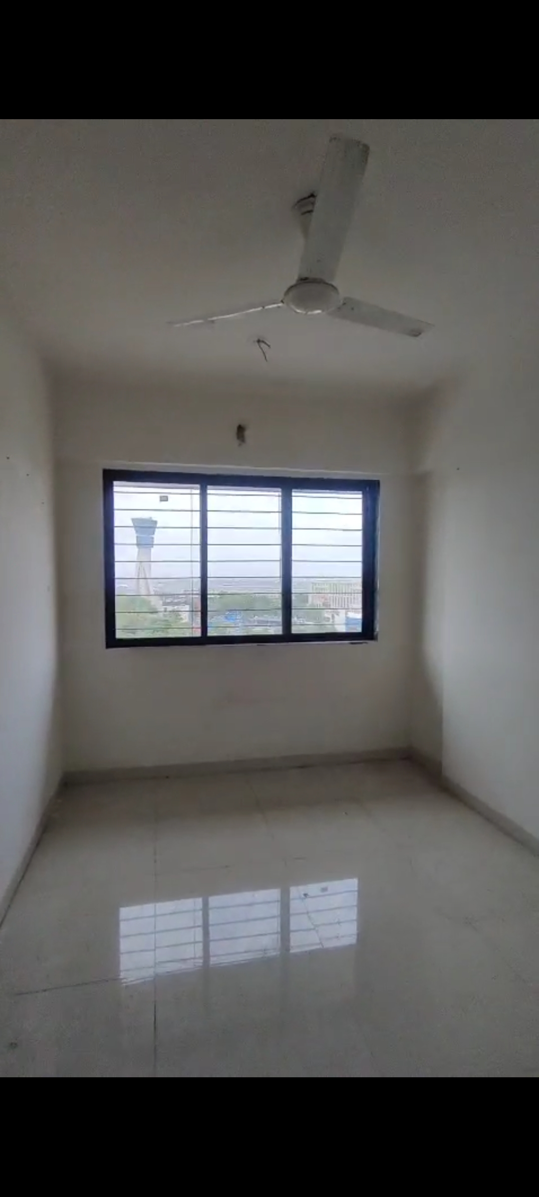 1.5 BHK + Extra Room Apartment For Rent in Universal Paradise