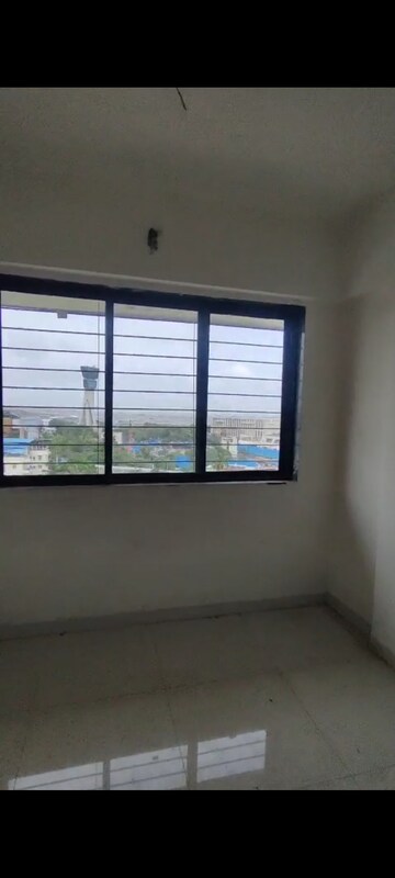 Room in 1.5 BHK Apartment at Universal Paradise, Vile Parle East – for Rent