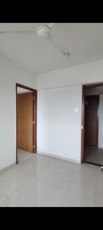 Room in 1.5 BHK Apartment at Universal Paradise, Vile Parle East – for Rent