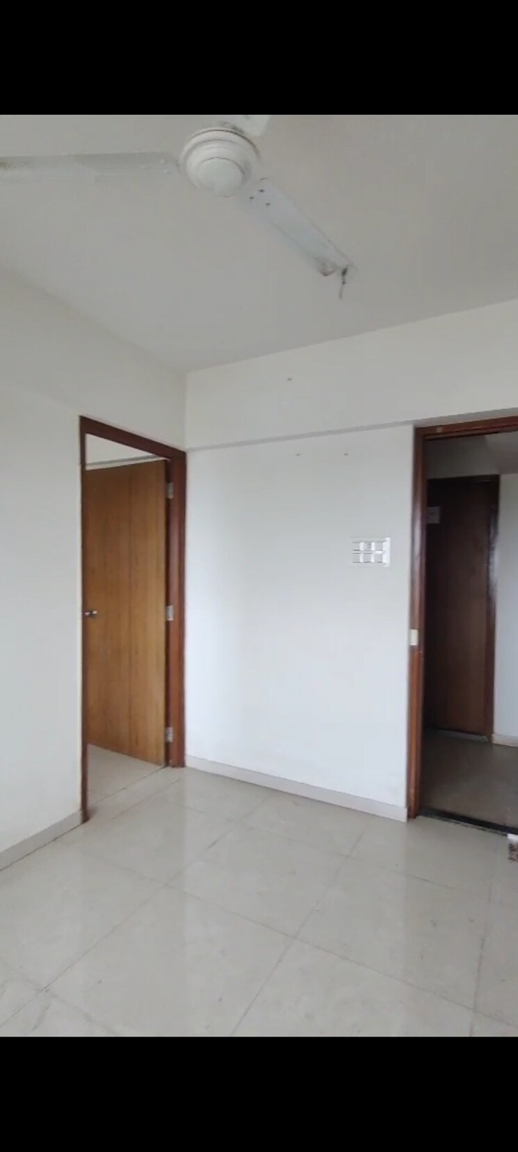 Room, universal-paradise 1.5 Bedroom 430 Sq.Ft. Apartment In Vile Parle East Mumbai 9076665