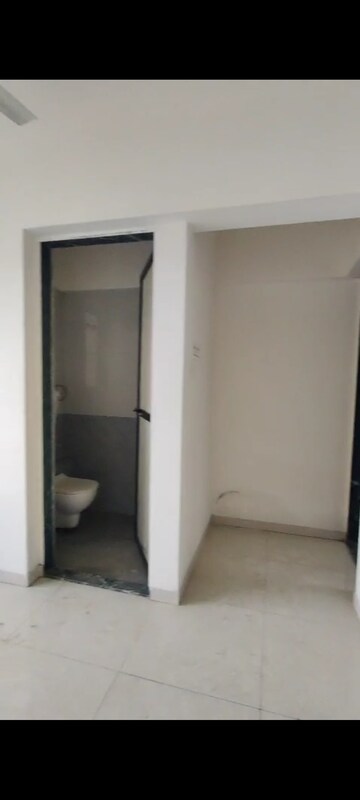 Room in 1.5 BHK Apartment at Universal Paradise, Vile Parle East – for Rent