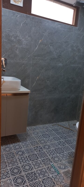 Furnished Amenities in 2 BHK Builder Floor at Arjun Nagar – for Sale