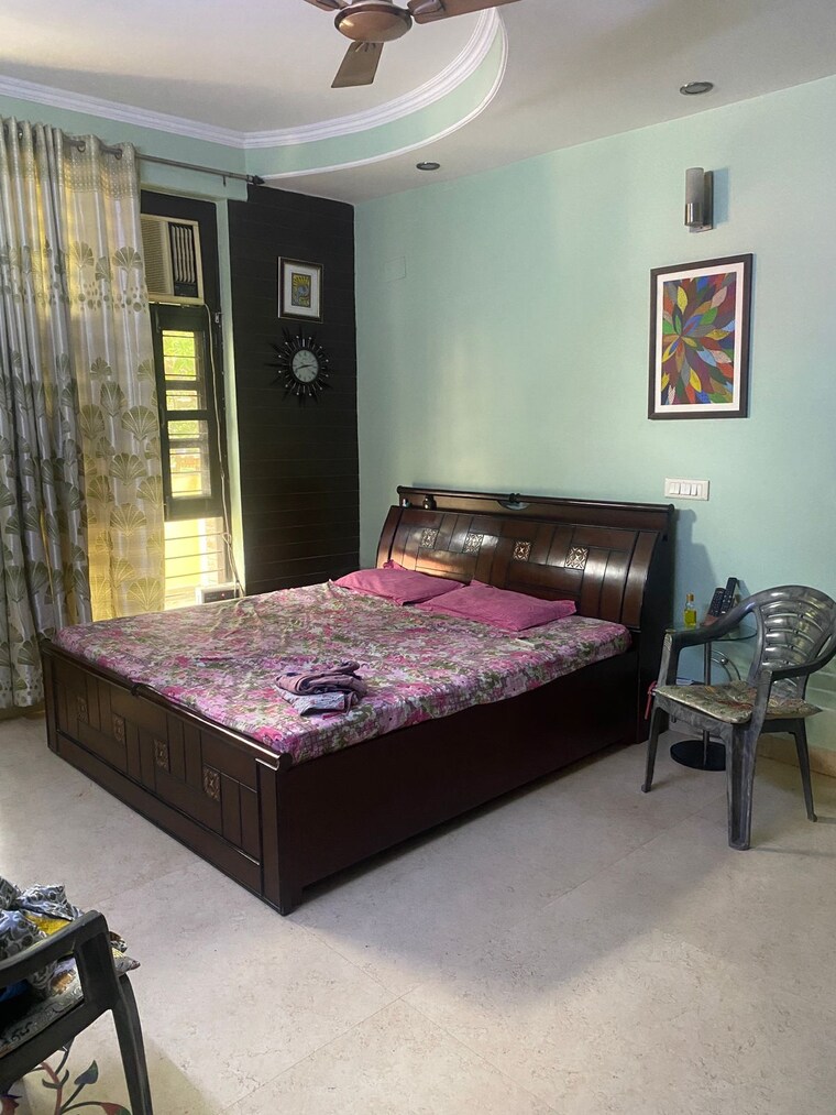Bedroom, sector 40 5 Bedroom 300 Sq.Mt. Independent House In Sector 40 Noida 9076699