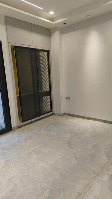 Room in 3 BHK Builder Floor at Janakpuri – for Rent