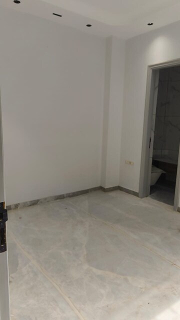 Room in 3 BHK Builder Floor at Janakpuri – for Rent