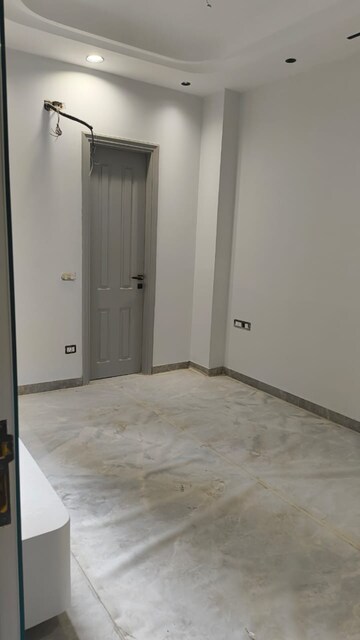 Room in 3 BHK Builder Floor at Janakpuri – for Rent