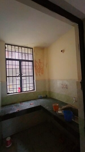 Room in 1.5 BHK Apartment at Sector 10 Greater Noida – for Sale