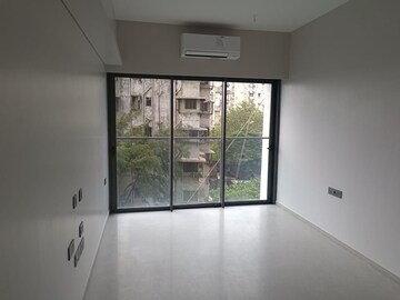 Room in 2 BHK Apartment at Rustomjee Paramount, Khar West – for Rent