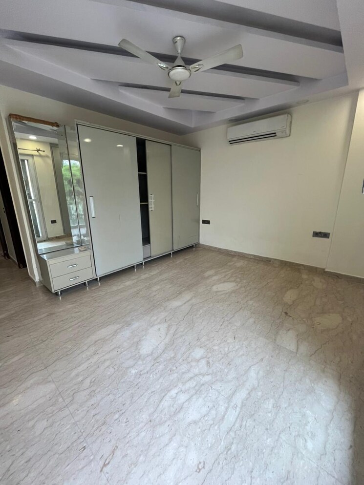 Room, rajouri garden 3 Bedroom 200 Sq.Yd. Builder Floor In Rajouri Garden Delhi 9076982