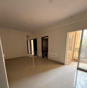 Room in 2.5 BHK Apartment at JM Florance, Tech Zone 4 Greater Noida – for Sale