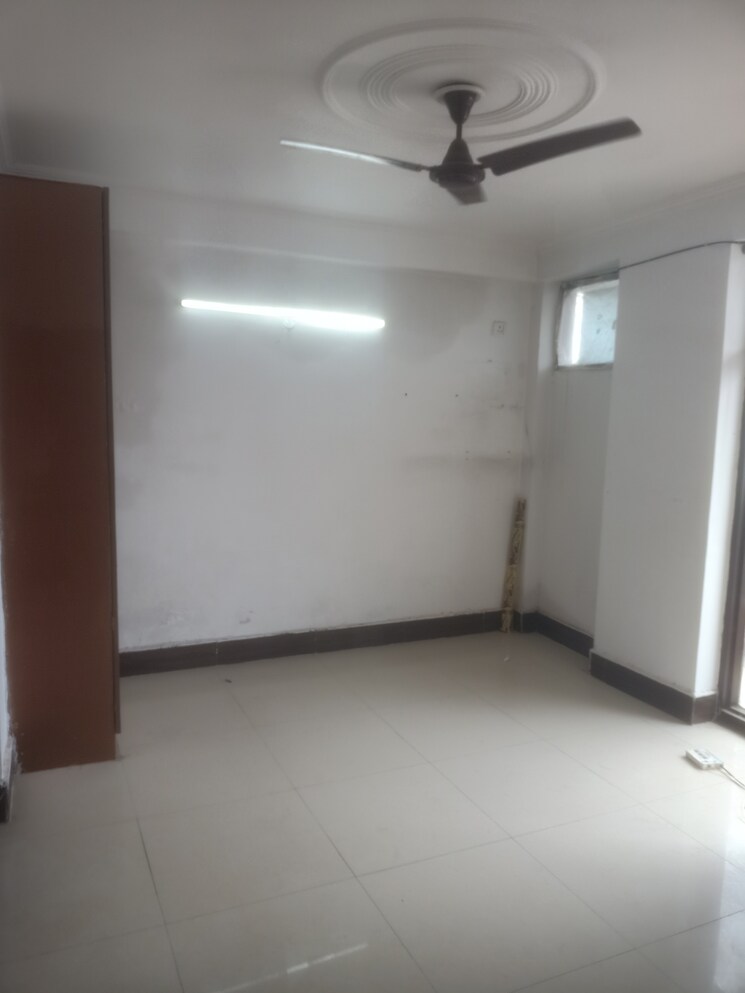Room, vasant kunj enclave 3 Bedroom 900 Sq.Ft. Builder Floor In Vasant Kunj Enclave Delhi 9076991