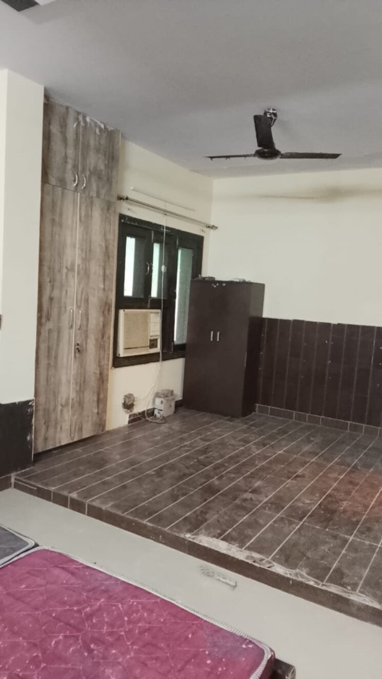 Room, rajouri garden 4 Bedroom 250 Sq.Yd. Builder Floor In Rajouri Garden Delhi 9077025