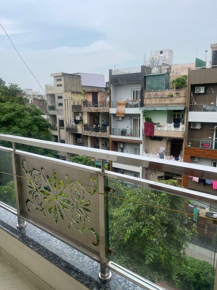 Balcony, tagore garden 2 Bedroom 160 Sq.Yd. Builder Floor In Tagore Garden Delhi 9077037