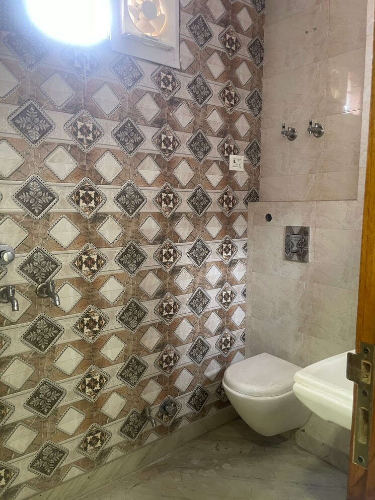 Bathroom, tagore garden 2 Bedroom 160 Sq.Yd. Builder Floor In Tagore Garden Delhi 9077037