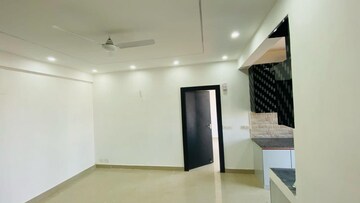 Team Area in 2 BHK Apartment at Suncity Avenue 76, Sector 76 – for Rent