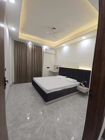Bedroom in 2 BHK Builder Floor at Sector 43 – for Rent