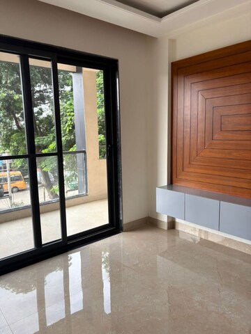 Room in 3 BHK Builder Floor at Sector 17 – for Rent